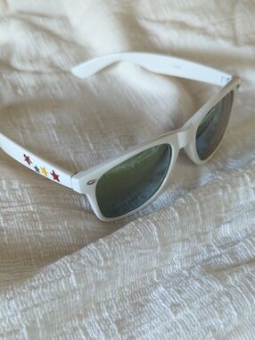 🆕 Wayfarer Retro White Sunglasses with Colorful Star Accents Festival Ready
